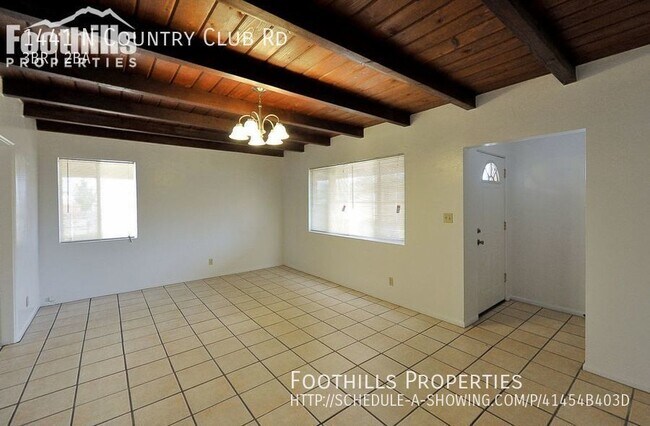 Building Photo - Central 3 Bedroom on Large Lot