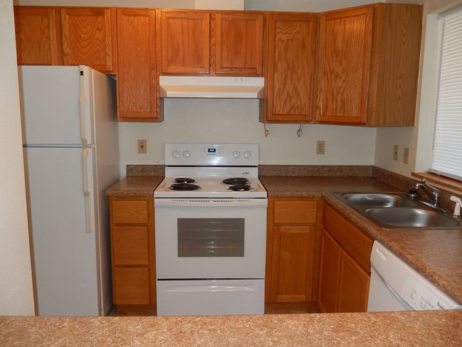 Building Photo - Downstairs 2-bedroom Apartment in a 4-plex