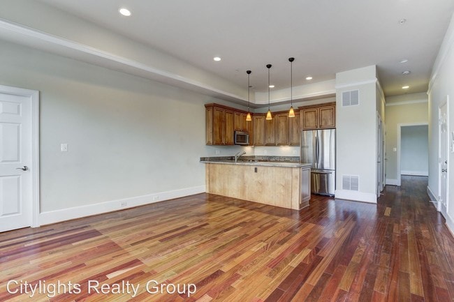 Building Photo - 2 br, 2 bath House - 315 12th St. NE #301