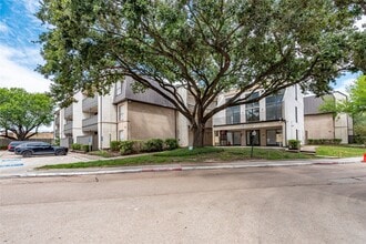 Building Photo - 3005 Walnut Bend Ln