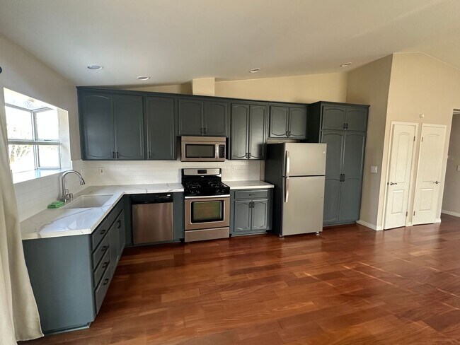 Foto del edificio - HARBOR CITY  4 BEDROOM 2 BATH HOME FOR LEASE 'GREEN MEADOWS TRACK  NO PET!