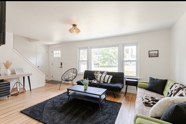 Foto del edificio - Fully Furnished 4 Bed 2 Full Bath Home Ful...