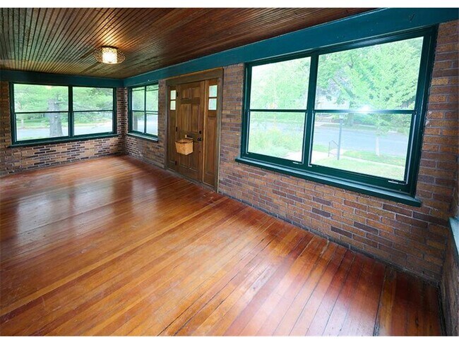 Foto del edificio - 604 Cedar Lake Rd S