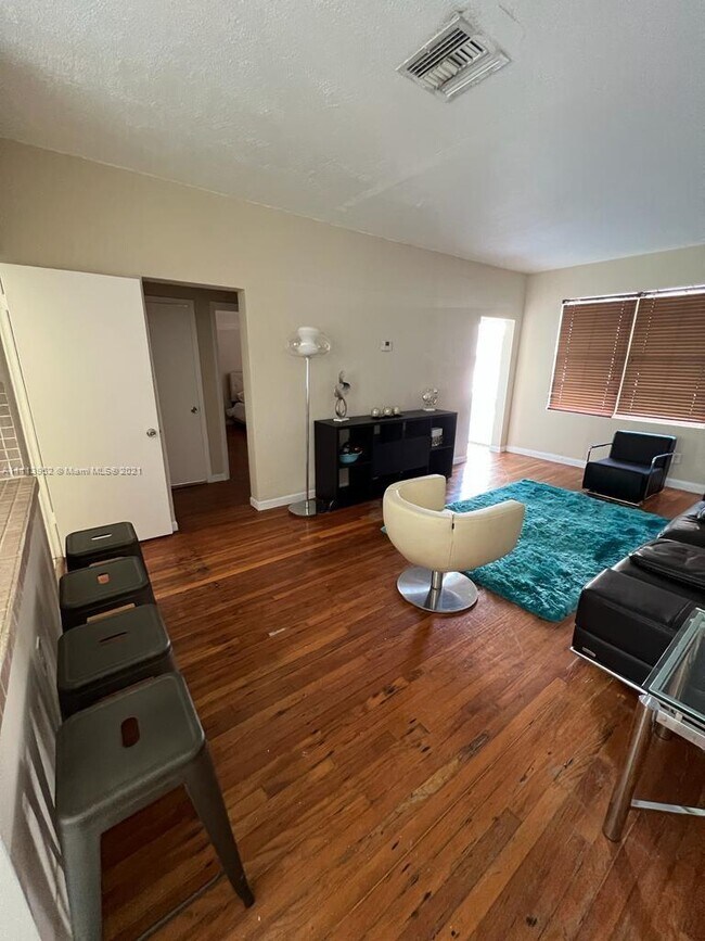 Foto del edificio - 6881 Bay Dr