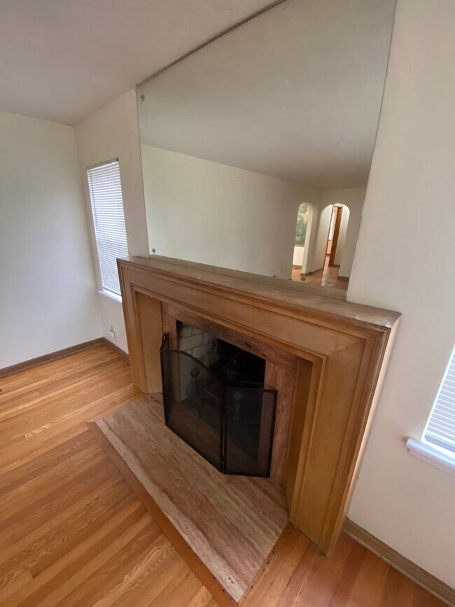 Building Photo - Charming Woods Park Home | 2 Bed | Fenced Yard | Garage | $1800/mo