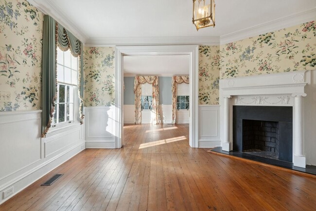 Building Photo - Gorgeous Historic South of Broad Home