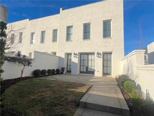 Building Photo - 319 S Esplanade