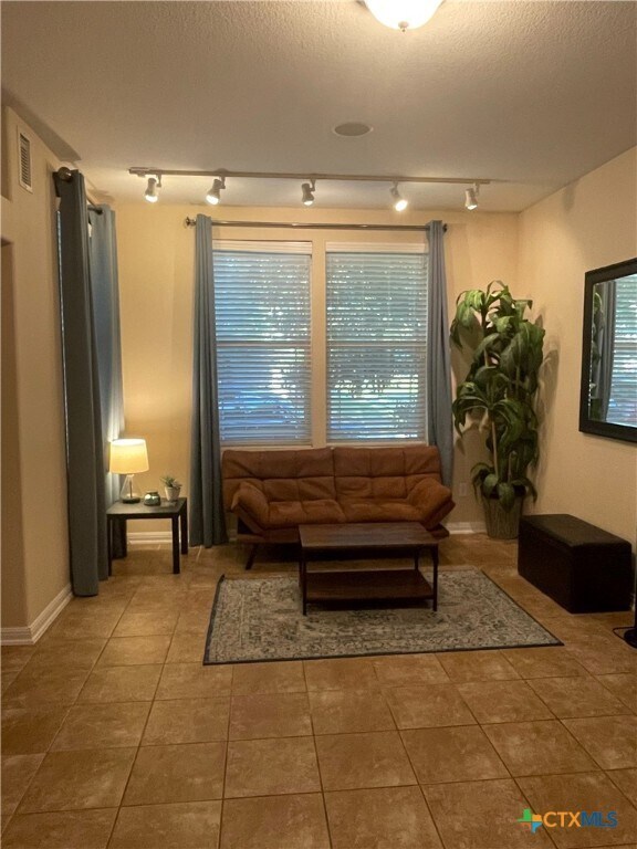 Building Photo - 421 Shadow Point