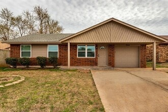 Building Photo - 722 W Perry Dr