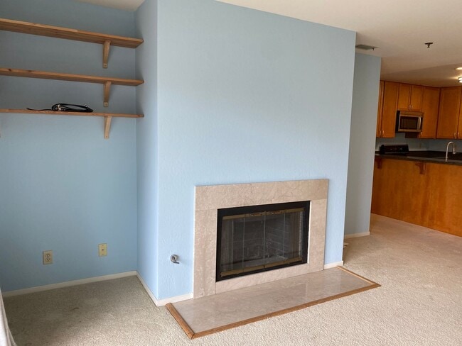 Building Photo - EPIC REA-AZARI PM: Condo w/Parking & Commu...