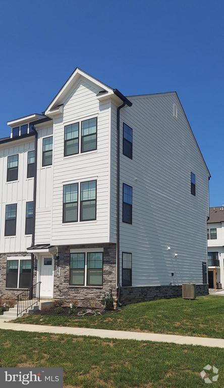 Building Photo - 296 Ensemble Wy