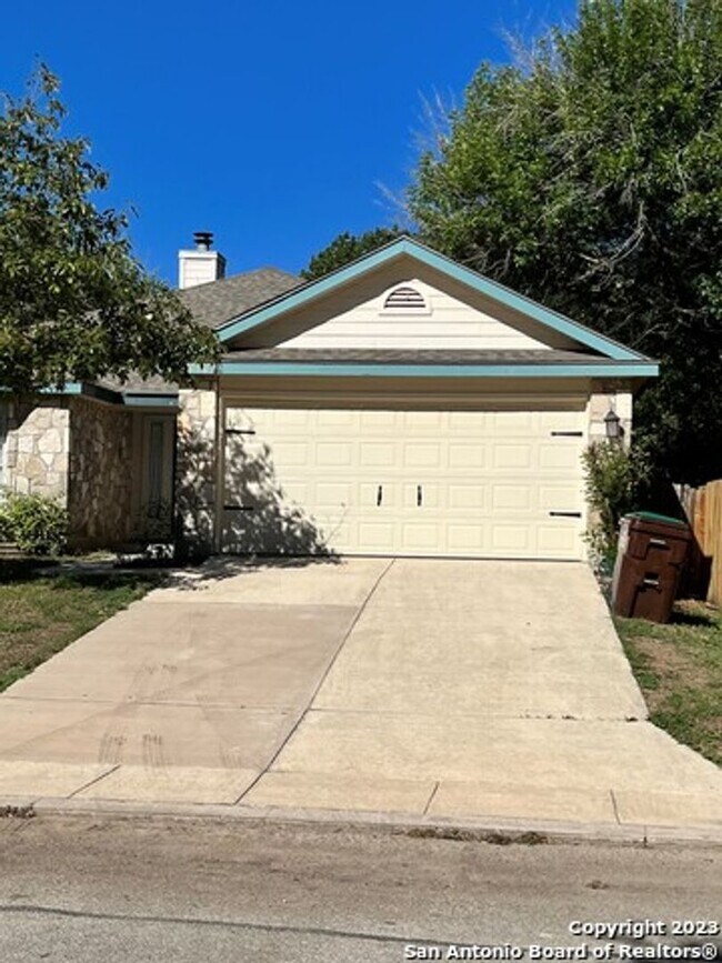 Building Photo - 3 Bedroom/2 Bathroom Home in the Helotes C...