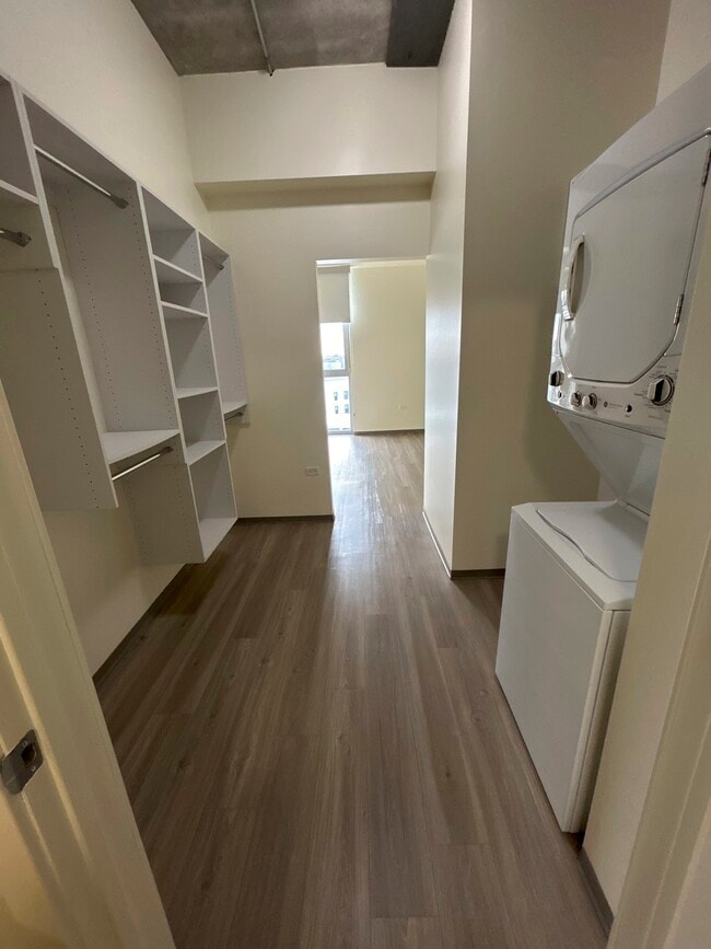 Building Photo - 1877 N Milwaukee Ave