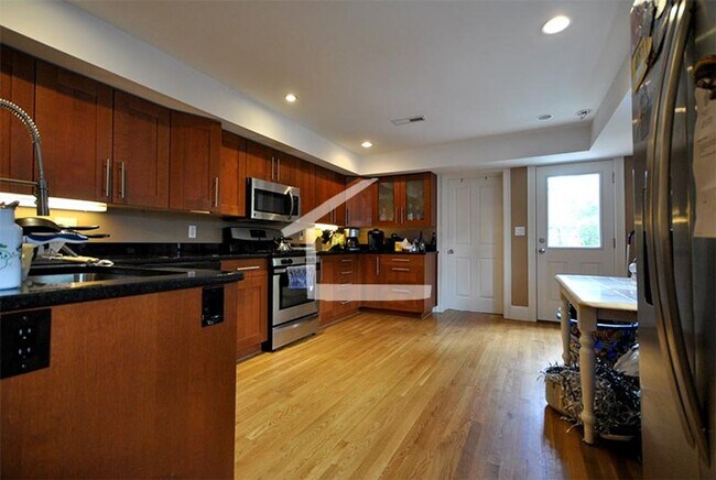 Building Photo - 39A Woodstock Ave