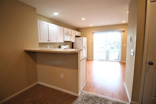 Foto del edificio - Beautiful two story condo in the Falls of ...
