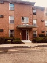 Building Photo - 38 Riverview Ct
