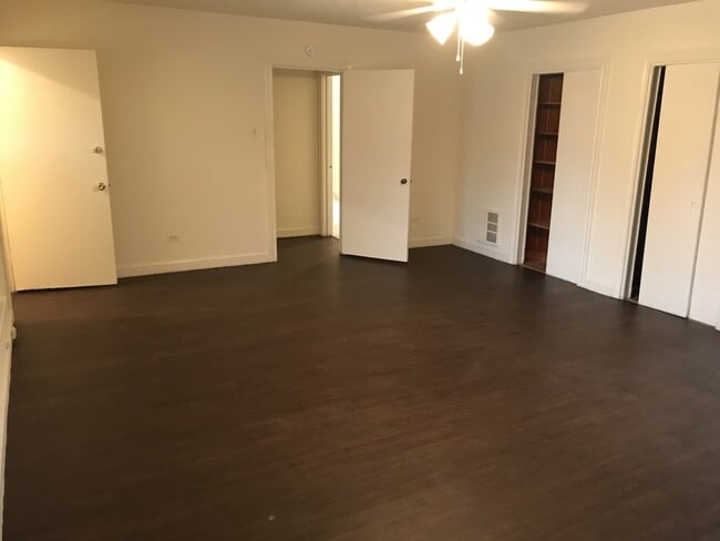 Building Photo - Apartment *UPSTAIRS* LEASING SPECIAL AVAIL...