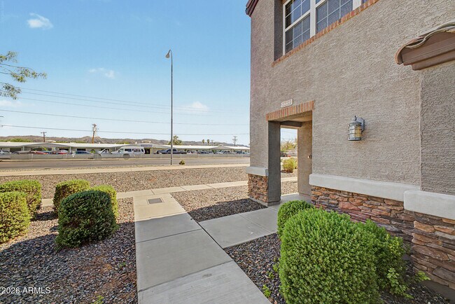 Foto del edificio - 2233 E Huntington Dr