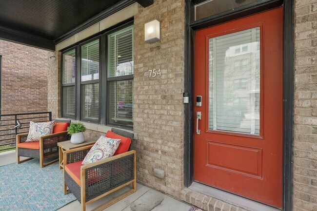 Porche delantero cubierto - 754 N 6th St