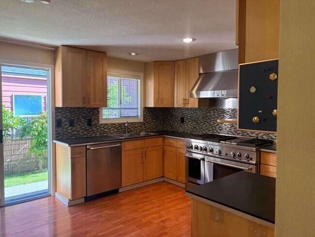 Foto del edificio - Modern Montavilla Living with Updated Finishes Bright & Spacious SE Portland Home Near Mt. Tabor ...