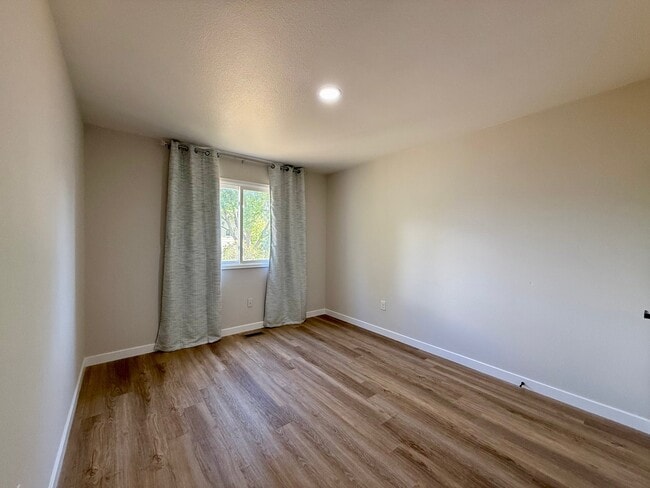 Building Photo - 411 Ruby Dr