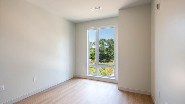 Dormitorio con suelo de superficie dura - The Basin