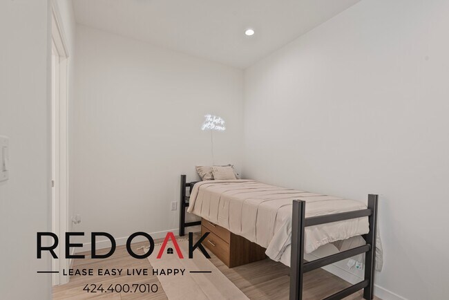Building Photo - ~1 Month FREE~ Gorgeous One Bedroom with M...