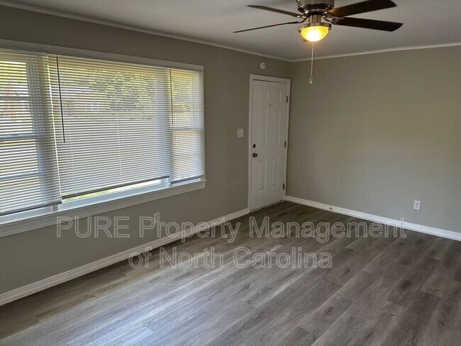 Foto del edificio - 504 Moore Dr