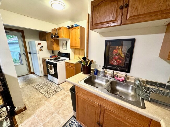 Building Photo - 103 Luton Ave SE