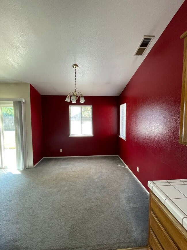 Foto del edificio - Beautiful 3 Bedroom 2 Bath Home in Excelle...
