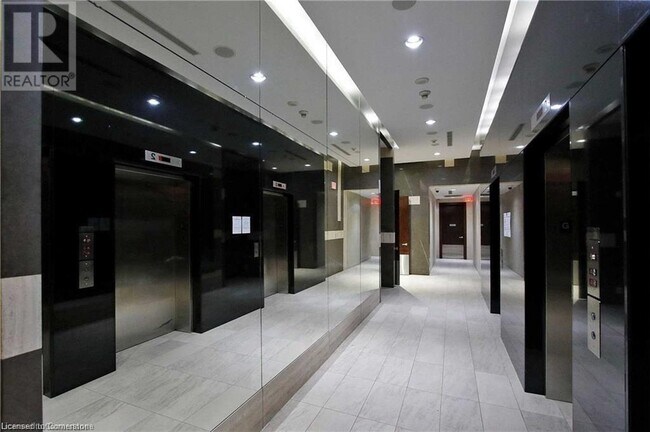 Photo du bâtiment - 330 Burnhamthorpe Rd W