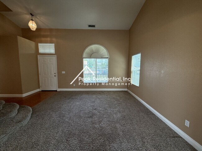 Foto del edificio - Spacious 4bd/3ba Roseville Home With 2 Car...