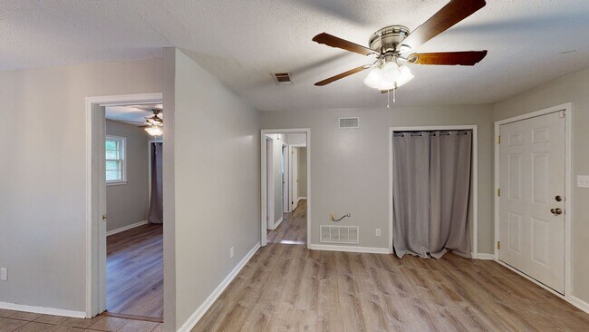 Building Photo - Precious updated 3 bed/1bath located in Oakleigh Heights