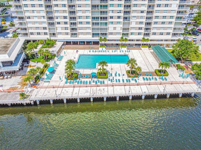 Foto del edificio - 300 Bayview Dr