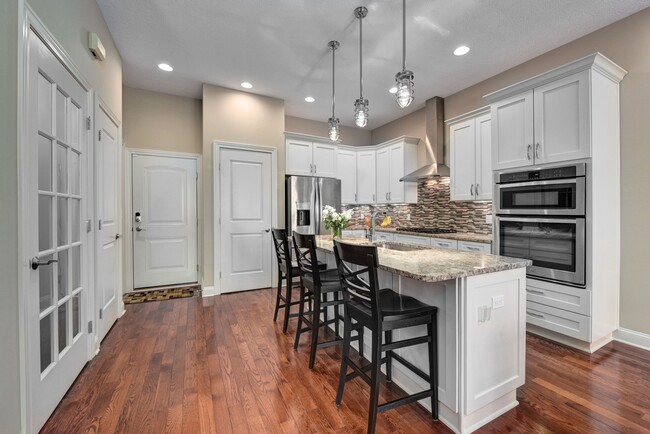 Contemporary kitchen with soft-close cabinetry, pantry, eat-in kitchen - 532 Beachcliff Row Dr