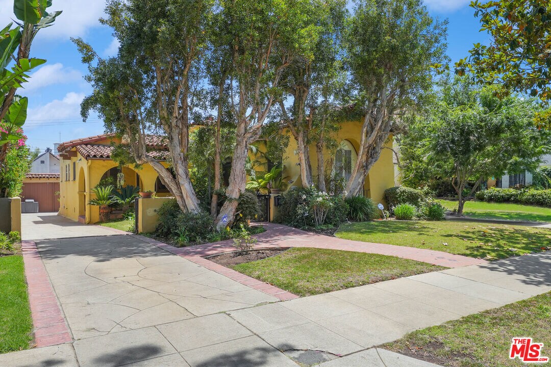 Primary Photo - 10762 Wellworth Ave