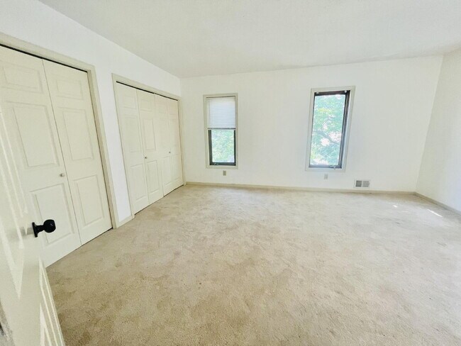 Foto del edificio - "Spacious 5-Bedroom Retreat with Elegant Hardwood Floors in Vibrant Minneapolis Neighborhood!"