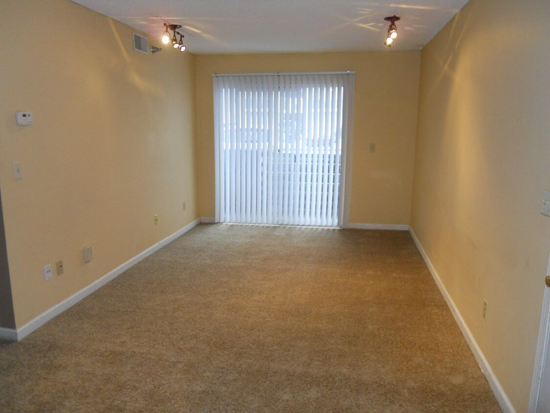 Living Room - 927 Emery Rd