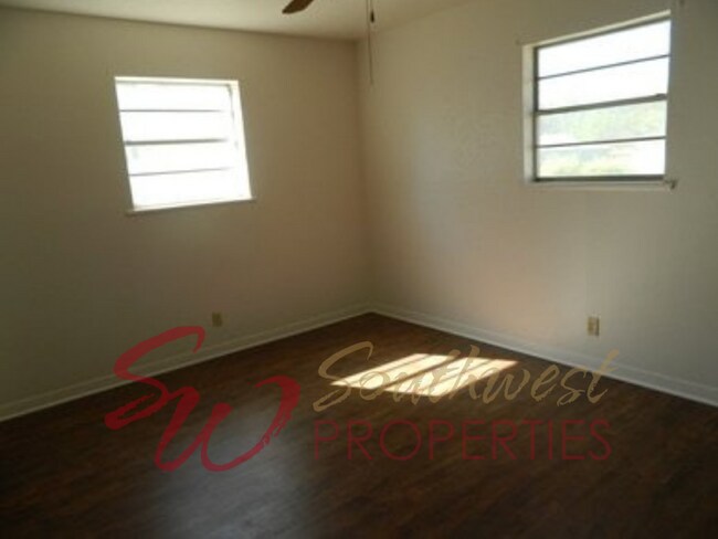 Building Photo - Excellent 3 bedroom 1 1/2 bath in great, centrally located neighborhood!