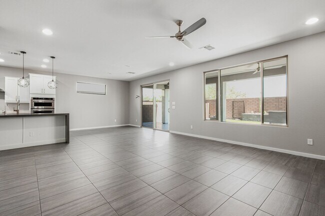 Building Photo - GORGEOUS PHOENIX HOME IN RESORT STYLE COMM...