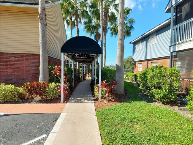 Building Photo - 200 Country Club Dr