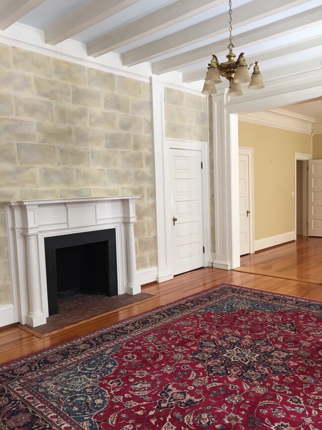 Hall de entrada a la sala de estar - 1403 N Augusta St