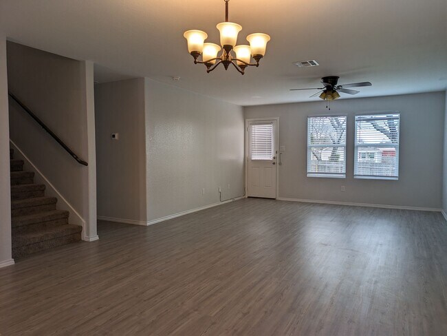 Building Photo - Beautiful 2 Story Home 4bdrm 2.5 bath