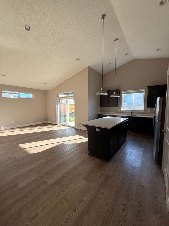 Foto del edificio - Large Fenced in Yard! 3Bd 2Ba Duplex