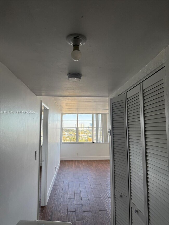 Foto del edificio - 2025 NE 164th St