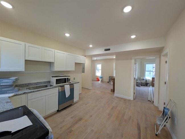 Building Photo - 5 Lowell Cir