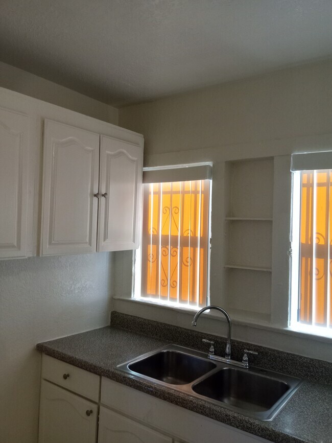 Foto del edificio - 1529 W 54th St
