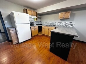 Building Photo - 697 Belgo Rd