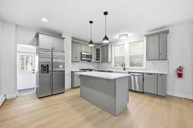 Building Photo - 139 W 51st St