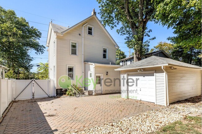 Foto del edificio - Beautiful 4-Bedroom Home with Fenced Yard ...